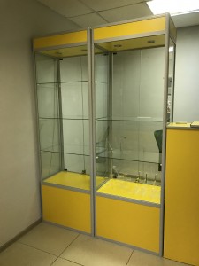 Желтая витрина с профилем
